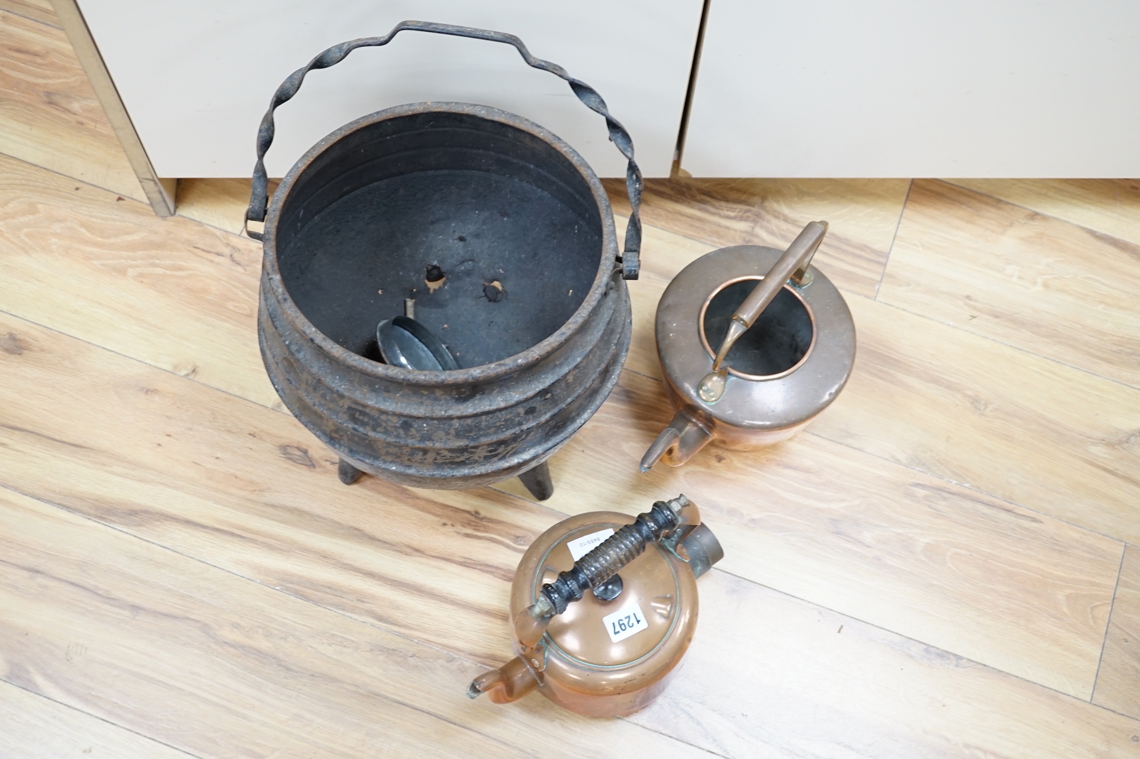 An iron cauldron, a toasting iron, a brass coal bucket and two copper kettles, cauldron 33cm high (5)